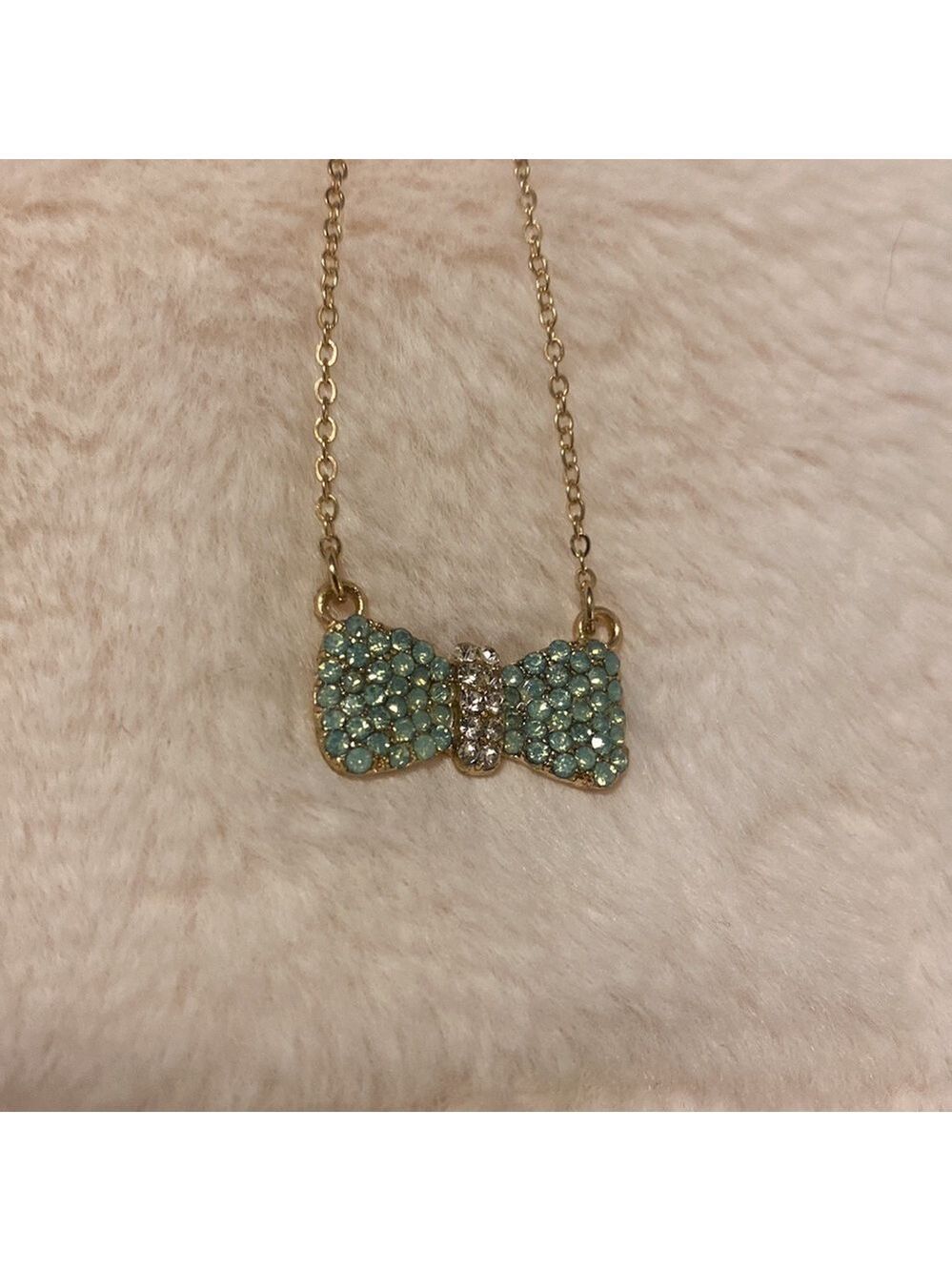 NWT Rhinestone Bow on gold chain necklace